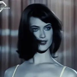 the most iconic supermodel ever #shalomharlow #shalomharlowedit #SuperModel #Runway #fyp ib: bundch6n