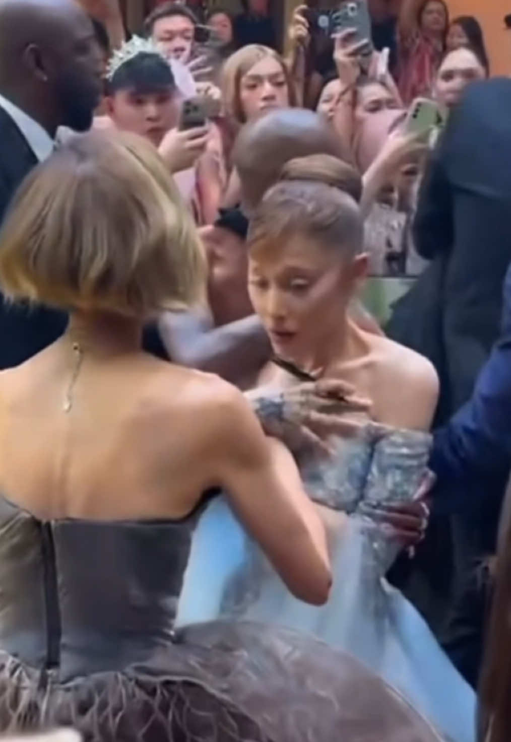 Poor Ariana 🥹​ កំឡុង​ពេល​ចូលរួម​កម្មវិធី​សម្ពោធ​រឿង​ Wicked for good  នៅ​ក្នុងប្រទេសសឹង្ហបុរី​ ariana grande ត្រូវ​បាន​ហ្វេនម្នាក់​រត់មកទាំង​កំរោល​ដេីម្បី​ឱបគាត់​ ហេីយ​ security ក៏មក​ហាម​ឃាត់​ភ្លាមៗ​នោះ​ 😭 @arianagrande #arianagrande #wickedforgood #sokchea #beauty_pageant_ 