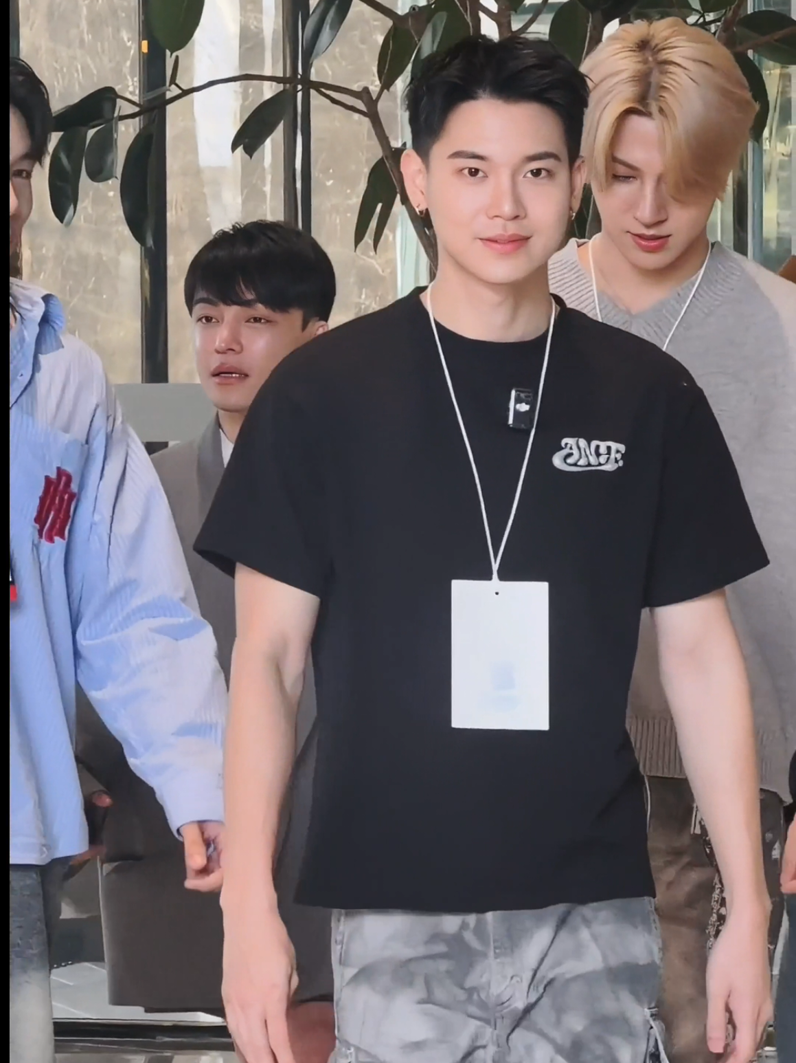 @Anan Wong เท่านั้น ยิ่งโตยิ่งหล่อ หนุ่มตี๋ฮ่องกงบอย 👍🏻👍🏻 จั้นไม่ไหวหล่อจนใจเจ็บ #หยิ่นอานันท์ #yinyin_anw #EFW2025xหยิ่นวอร์ #elle #fy 