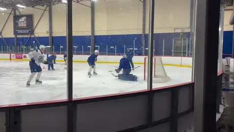 • Treinador Jensen?!👀🏒💙 O ator  Chad willett postou esse vídeo no Instagram.  #offcampus #briaru #bookstagram #book #ellekennedy 