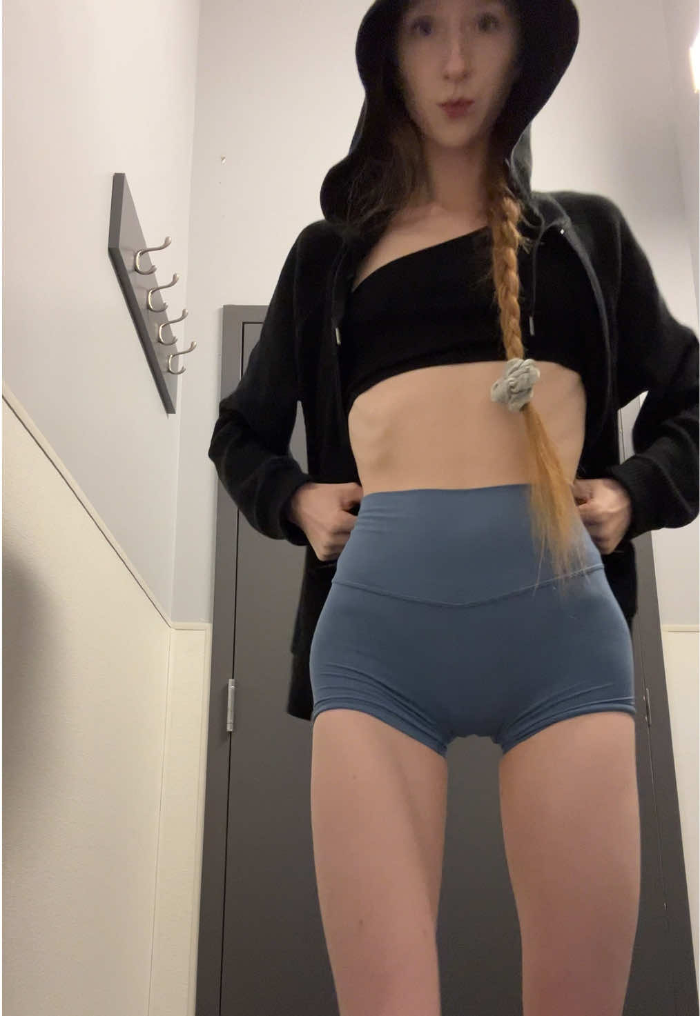 Gym Outfit 🪽🩵 #modelbody #gymgirl #lean #workoutmotivation #smallwaist 