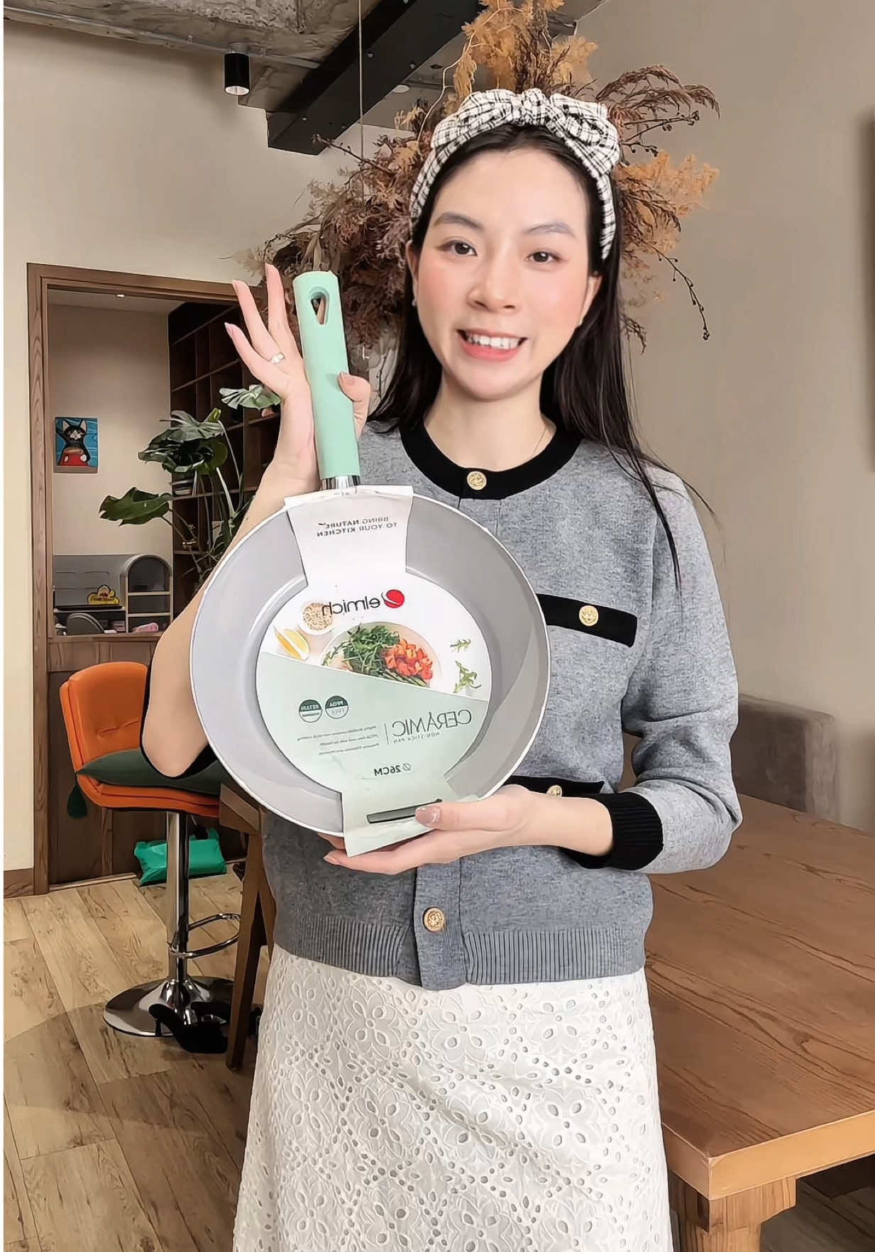 Lòng sâu nên chiên – xào thoải mái, không bắn dầu 😆 chống dính xịn xò, rửa nhẹ cái là sạch bóng!” #linhoi #chaochongdinh #elmich 