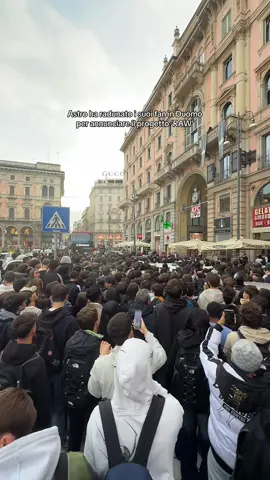 @ASTRO ha dato appuntamento a centinaia di fan difronte il Duomo di Milano per regalare t-shirt con il nome del suo nuovo progetto ‘RAW’ #digitalastro #rapitaliano #milano #perte 