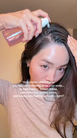 Oil cleansing… but for your scalp. Game changer🤍 #oilcleanser #scalpcare #hairhealth #healthyscalp #healthyhair 