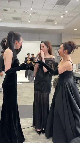 เขิลไปตีมือแม่ใหญ่เลย 😆 #perschae #chalotte #howe #mrsthailandworld #howeaward2025 