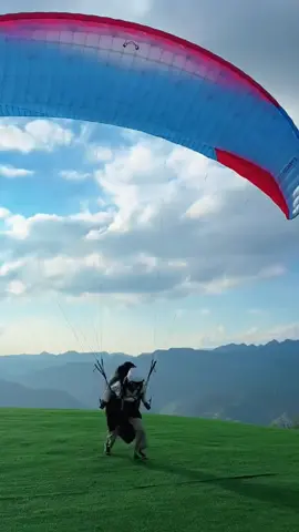 🚀 Đào tạo bay dù lượn 3 tháng – chương trình dành cho những ai muốn thật sự chạm vào bầu trời và cảm nhận sự tự do giữa không trung. Học viên sẽ được hướng dẫn bài bản từ lý thuyết, kỹ năng điều khiển dù đến các bài bay thực tế, đảm bảo an toàn và vững vàng khi tự bay. Khóa học tổ chức tại Hà Nội và Đà Nẵng, lựa chọn địa điểm gần bạn nhất để bắt đầu hành trình bay cùng Đường Mây! #duongmay #duluon #nhaydu #baydu #danang 