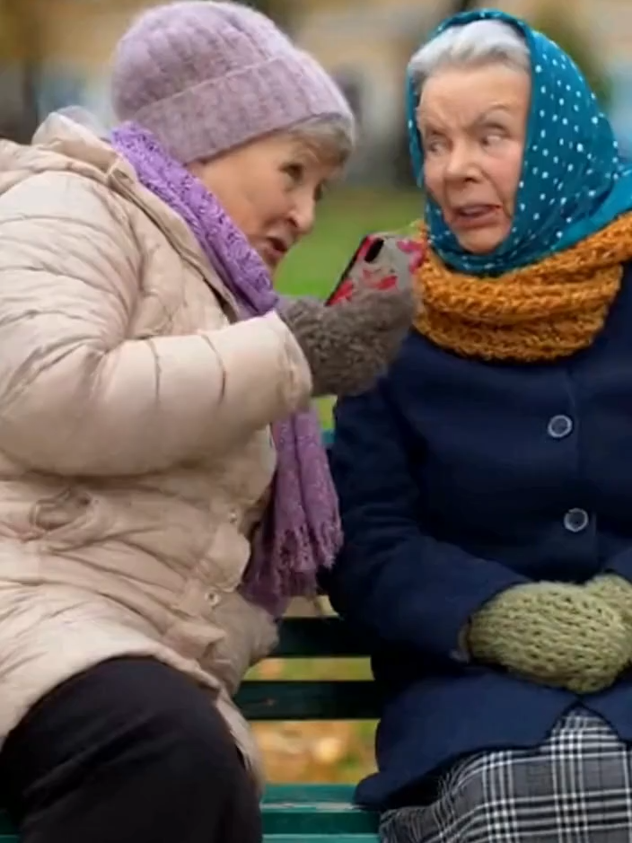 Ciśnienie przez telefon?! Babcie w szoku! 📱😅 Wykresy ciśnienia? Babcie mają swój sposób! 👵❤️ Technologia vs doświadczenie babci 😂📊 Na ławce dwie babcie rozmawiają o nowoczesnych wynalazkach młodego pokolenia. 🪑📱 Siostrzeniec kupił urządzenie, które mierzy ciśnienie przez telefon! Babcie nie mogą uwierzyć: „WYKRESY CIŚNIENIA?! Ja po twarzy oceniam – czerwony oznacza wysokie! BEZPŁATNA DIAGNOSTYKA!” 😂 Ciepły, codzienny humor, pełen prostych obserwacji i klasycznej komedii „z życia codziennego”. Idealny dla fanów rodzinnych scenek, absurdów współczesnej technologii i babcinych porad. ☕💬 Legal disclaimer Ten materiał jest fikcyjny i stworzony w celach rozrywkowych przy użyciu AI. Nie jest reklamą ani rzeczywistym produktem medycznym. This content is fictional and created for entertainment purposes using AI. It is not an advertisement or a real medical product. Subskrybuj ❤️ Polub 👍 Skomentuj 💬 #Babcie #HumorZyciowy #Komedia #Telefon #Ciśnienie #ZycieCodzienne #Śmiech #AIHumor #Pokolenia #Medycyna Celem naszych filmów jest dostarczanie rozrywki i wiedzy, często poprzez satyrę. Nie traktujcie wszystkiego całkiem serio :) Ten materiał został wygenerowany z wykorzystaniem AI.