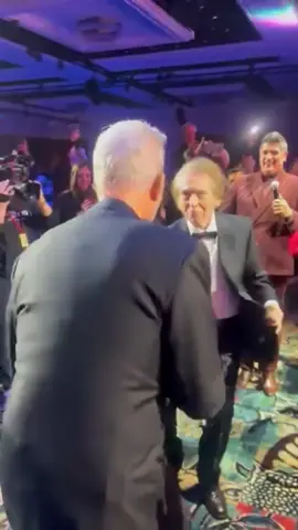 Anoche Las Vegas se vistió de gala para rendir homenaje a una verdadera leyenda. 🌟 El gran Raphael, a sus 82 años, recibió el premio “Persona del Año 2025” de la Academia Latina de la Grabación, en honor a sus más de seis décadas de carrera. 🎤✨ Y hoy… ¡los Latin Grammy continúan la fiesta! 💃🎶 Las Vegas sigue siendo el epicentro de la música latina. 🎥: Jorge Enrique Segura
