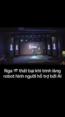 Robot hình người đầu tiên được hỗ trợ bởi AI của Nga đã có màn ra mắt đáng nhớ tại Moscow — bằng cách gục ngã giữa chừng buổi thuyết trình. Aidol, do 