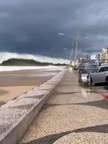 Tsunami atinge o Brasil com força! Água invade tudo e peixes caem nas calçadas. Moradores gravam o absurdo! #foryou #fpyy #viral
