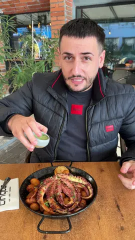 Caracatita intreaga, marimea 1/2 😍 Nici o zi fara peste, fructe de mare, burgeri, platou burger si tiramisu ❤️ #cinquebistro Satu Mare☎️0771-567.271 Oradea☎️0771-567.555 @glovo  #frittomisto #caracatița #fishtodoor #pescobar