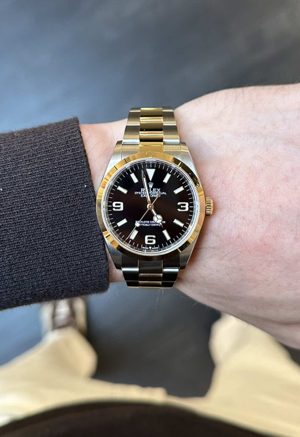 🚨Une des plus jolies montres pour commencer sa collection: Rolex Explorer, une montre élégante en acier jaune de 36 millimètres, idéale pour les poignets fins ou les femmes. Nous discutons de son prix attractif, bien en dessous du prix boutique de plus de 13 000 euros, actuellement proposée à 11 500 euros. #rolex #montredeluxe #horlogerie 