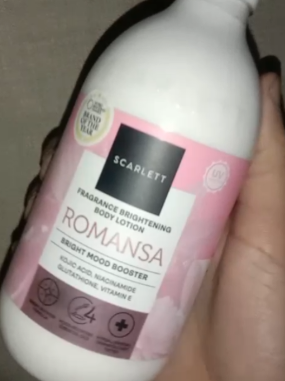 Pesan hari ini, dan rasakan perbedaan kulitmu besok! Scarlett Romansa 🌸🌸✨ #fypage  #foryoupage❤️❤️  #handbodywhitening 