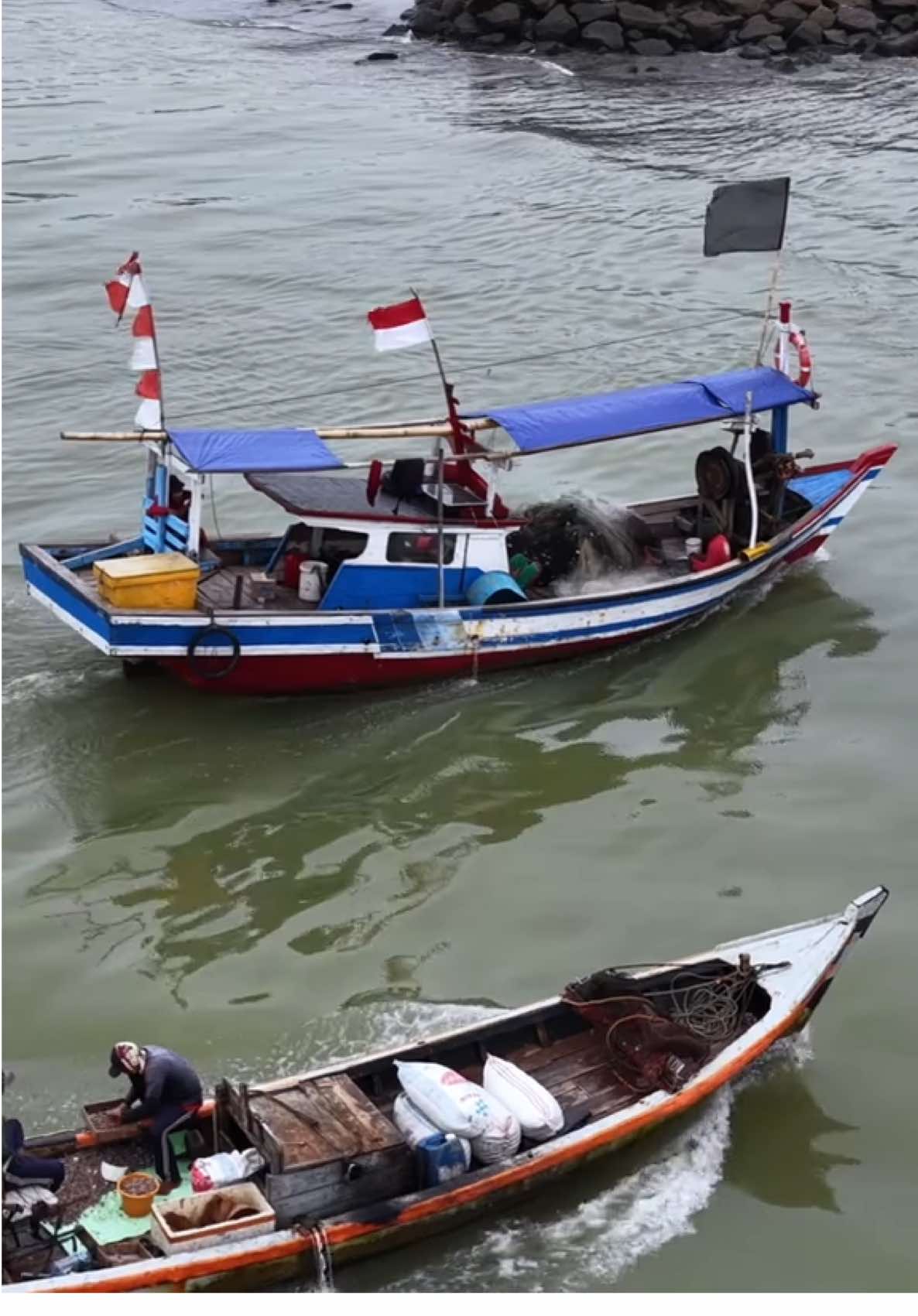 Groundbreaking SPBUN KUD Bina Mina di Labuhan Maringgai jadi langkah penting untuk mendekatkan energi ke nelayan. Lewat kolaborasi Pertamina Patra Niaga dan pemerintah, akses BBM yang lebih mudah dan tepat sasaran kini mulai dibangun langsung di pusat aktivitas nelayan. Pembangunan SPBUN KUD Bina Mina menjadi upaya Pertamina Patra Niaga dalam mendukung penuh program pemerintah, dan memastikan layanan energi untuk nelayan makin dekat, terjangkau, dan akuntabel. Simak video ini untuk info lebih lengkapnya! #PertaminaPatraNiaga #EnergizingYourJourney #EnergizingYou