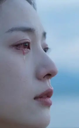 Họ gặp nhau tình cờ trên mạng xã hội, giữa vô vàn con người xa lạ. Một lời bình luận, một tin nhắn chào, vài câu nói đùa tướng như vô nghĩa, vậy mà lại mở ra cả một thế giới mới. Anh có gia đình, cô cũng có. Cả hai đều mang trong mình những khoảng trống mà người bạn đời không thể lấp đầy. Có thể là cô đơn, có thể là chán nản, có thể chỉ là một chút khao khát được lắng nghe, được hiểu. Từ những tin nhắn ngắn ngủi, họ dần nói chuyện nhiều hơn. Sáng sớm nhắn 