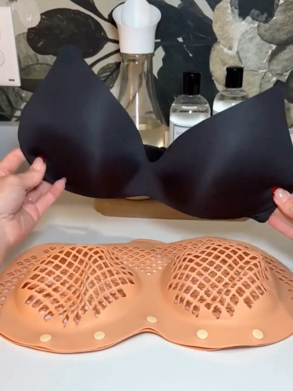 English: Protect your delicate lingerie while washing! 🧺 This Silicone Bra Wash Bag prevents deformation and keeps your bras safe in the washing machine. Gentle, durable, and a must-have for every wardrobe. 💖 #BraCare #LingerieTips #LaundryHacks #DelicatesBag #FashionEssentials   Arabic (العربية): احمِ ملابسك الداخلية الحساسة أثناء الغسيل! 🧺 كيس غسيل السيليكون للحمالات يحميها من التشوه ويحافظ على شكلها في الغسالة. لطيف، متين، ولا غنى عنه لكل خزانة ملابس. 💖       Spanish (Español): ¡Protege tu lencería delicada al lavar! 🧺 La Bolsa de Lavado de Sujetadores de Silicona evita deformaciones y mantiene tus sujetadores seguros en la lavadora. Suave, duradera y esencial para tu armario. 💖       French (Français): Protégez votre lingerie délicate pendant le lavage ! 🧺 Le Sac de Lavage en Silicone pour Soutien-Gorge empêche la déformation et garde vos soutiens-gorge en sécurité dans la machine. Doux, durable et indispensable pour votre garde-robe. 💖  