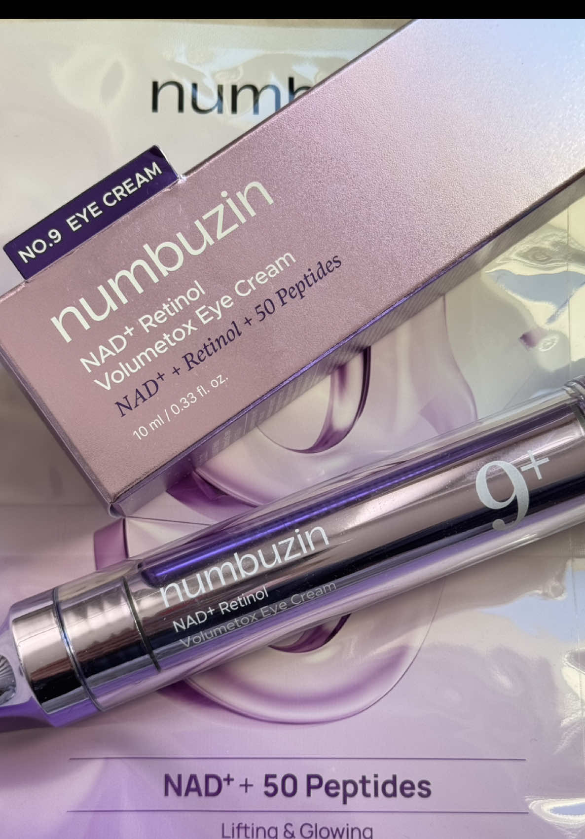 (współpraca) No more injections for me, just Retinol and NAD+ 💜 jezu moje skills robienia tych kropek z kremu dają dużo do życzenia 😅 zaczęłam ostatnio doceniać NAD+ w składach - jest delikatny dla skóry, ale świetnie ujędrnia i sprawia, że skóra jest elastyczna! ✨ dodatek retinolu w bezpiecznym stężeniu sprawia, że w okolicach oczu nie pojawiają się małe krostki, jak po innych kremach pod oczy z retinolem 😗 also w kremie znajdziecie peptydy i ceramidy, które nawilżają i odżywiają skórę i nadają jej zdrowego blasku! czego chcieć więcej honestly 🤷🏼‍♀️ @numbuzin  #wrinkles #retinoleyecream #nadeyecream #nad #numbuzin 