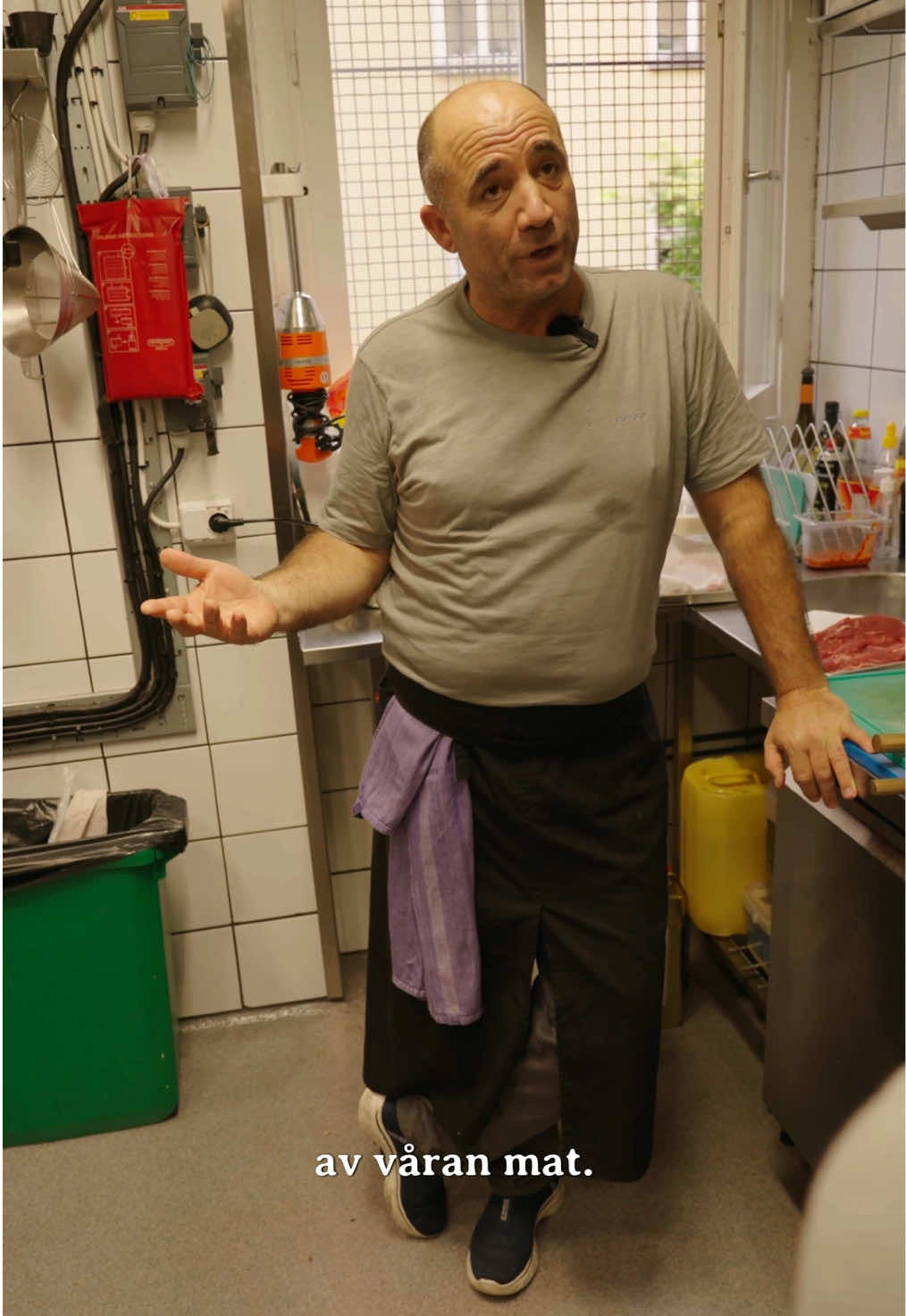 Vi är Mazraa. Kom in, sänk axlarna och låt oss ta hand om dig med smak, med historia och med hjärta. ❤️  Den underbara maten, ljuset som värmer och personalen som välkomnar dig med ett leende, allt bidrar till en helhetsupplevelse där du ska känna dig hemma, men också lite bortom det vanliga. 🤗  Varmt välkommen. 🥰😋  Stockholm, Skånegatan 82📍 . . . #restaurang #mazraa #mat #stockholm #palestinskbistro  