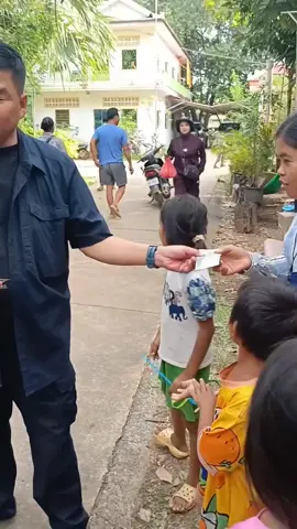 បងសានប៊ុនធឿន.ចែកលុយដល់ដៃពលរដ្ឋខ្មែរ13/11/2025