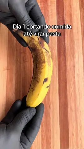 Dia 1 cortando comida até virar pasta. Hoje: banana 🍌 #comida #FoodTok #banana 