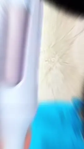 Onduladora Automática SmartCurl™ Dile adiós al esfuerzo y hola al estilo. Gracias a su sistema giratorio inteligente, la SmartCurl™ crea ondas perfectas y duraderas en segundos. Su revestimiento cerámico protege tu cabello del calor, mientras su diseño ergonómico hace que cada rizo se vea profesional. 🔹 Ondas naturales o marcadas, tú eliges 🔹 Temperatura ajustable para cada tipo de cabello 🔹 Apagado automático de seguridad 🔹 Diseño compacto y moderno