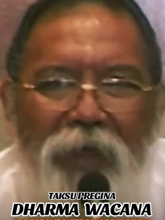 Umat Hindu di Bali kembali merayakan rahina Sugihan Jawa pada Kamis, 13 November 2025. Mengacu pada sistem penanggalan Bali, rahina Sugihan Jawa dirayakan setiap 210 hari sekali, yaitu pada Kamis atau Wraspati Wage Sungsang. Sugihan Jawa merupakan salah satu rangkaian Hari Raya Galungan. Pelaksanaan Sugihan Jawa diperingati enam hari sebelum hari raya Galungan. Sugihan Jawa dirayakan sebagai hari penyucian secara sekala maupun niskala terhadap alam makro atau bhuana agung. Penyucian secara sekala ditandai dengan melakukan pembersihan bangunan suci, termasuk halaman pura, paibon, maupun alat-alat upakara. Berikutnya penyucian secara niskala dilakukan dengan persembahan, yakni menghaturkan upakara sesajen pangresikan pada tempat, pralingga, maupun pratima. Prosesi saat Sugihan Jawa dilaksanakan pamretistan ring Bhatara Kabeh melalui upacara mererebu di pemrajan atau sanggah. Itulah sebabnya, Sugihan Jawa juga disebut dengan istilah parerebon yang menandai turunya semua Bhatara ke dunia. Adapun upacara mererebu ini dilengkapi upakara pengeresikan dengan sarana bunga yang harum untuk menstanakan para Dewa dan Pitara. Upakara parerebuan ini biasanya menggunakan guling ayam, bebek, atau guling babi, dilengkapi dengan segehan dan tetabuhan arak-berem. Prosesi parerebuan atau pembersihan secara niskala dimulai dari bangunan suci paling utama. Misalnya Padmasana, Kemulan, Meru, Gedong, Taksu, hingga terakhir dilebar di jaba (halaman terluar). Setelah rangkaian upacara tersebut selesai, umat kemudian melaksanakan persembahyangan dan matirtha. Setelah nunas tirtha, maka berahir pula pelaksanaan Sugihan Jawa. Rangkaian prosesi Sugihan Jawa di masing-masing daerah bisa saja berbeda, karena memiliki dresta (pakem) masing-masing. 🙏 AUM Rahayu..... #taksupreginabali  #dharmawacana  #harirayahindu  #sugihanjawa