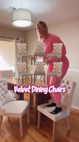 Este set de sillas son resistentes, elegantes y cómodas 🤩 ⚠️Disclaimer: El precio mostrado es el vigente al momento de la grabación y puede cambiar. Las promociones pueden tener restricciones o disponibilidad limitada. #tiktokshopcreatorpicks  #velvetchair #chair #diningroomdecor #diningroom 