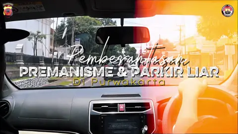 Hari Kedua Operasi Purwakarta: Apel di Dinsos, Satgas Gabungan Lanjutkan Sosialisasi Anti-Premanisme di Kawasan Industri Purwakarta, (13/11/2025) – Memasuki hari kedua Operasi Pemberantasan Premanisme di Kabupaten Purwakarta, Satuan Tugas Gabungan Polda Jabar dan Polres Purwakarta bersama unsur TNI serta instansi daerah menunjukkan komitmen kuat dalam menerapkan pendekatan holistik antara penindakan dan pencegahan. Apel kesiapan hari kedua dilaksanakan secara simbolis di halaman Dinas Sosial Kabupaten Purwakarta, menegaskan bahwa operasi ini tidak hanya berfokus pada penegakan hukum, tetapi juga menghadirkan solusi sosial bagi pelaku dan masyarakat terdampak. Usai apel yang dipimpin oleh perwakilan Polres dan Dinsos, tim gabungan melanjutkan kegiatan sosialisasi kepada masyarakat dan pelaku usaha di sejumlah titik strategis. Fokus hari kedua berada di sekitar Jl. Taman Pahlawan dan Jl. Industri, Kecamatan Babakan Cikao—kawasan dengan aktivitas ekonomi tinggi dan potensi kerawanan terhadap praktik pungutan liar serta pemaksaan jasa keamanan. Personel Satgas bersama perwakilan Dinsos memberikan edukasi kepada buruh, karyawan, dan pemilik usaha kecil mengenai ciri-ciri premanisme, mekanisme pelaporan, serta pentingnya keberanian melapor. Dinsos turut memperkenalkan program pelatihan kerja dan bantuan sosial sebagai langkah konkret dalam membantu mereka yang ingin beralih ke pekerjaan yang legal dan produktif. Kegiatan sosialisasi dan patroli dialogis ini disambut positif oleh masyarakat dan pelaku industri yang merasakan langsung kehadiran aparat. Kolaborasi antara Polri, TNI, dan Pemerintah Daerah, khususnya Dinsos, dinilai menjadi model efektif dalam mengatasi masalah sosial dan kriminalitas secara simultan. Polres Purwakarta menegaskan bahwa kegiatan pencegahan akan terus dilanjutkan oleh jajaran Polsek setempat guna menjaga komunikasi dengan masyarakat. Dengan meningkatnya kesadaran publik serta dukungan program pemberdayaan dari Dinsos, diharapkan Purwakarta dapat menjadi wilayah bebas premanisme yang aman, kondusif, dan mendukung iklim investasi berkelanjutan.