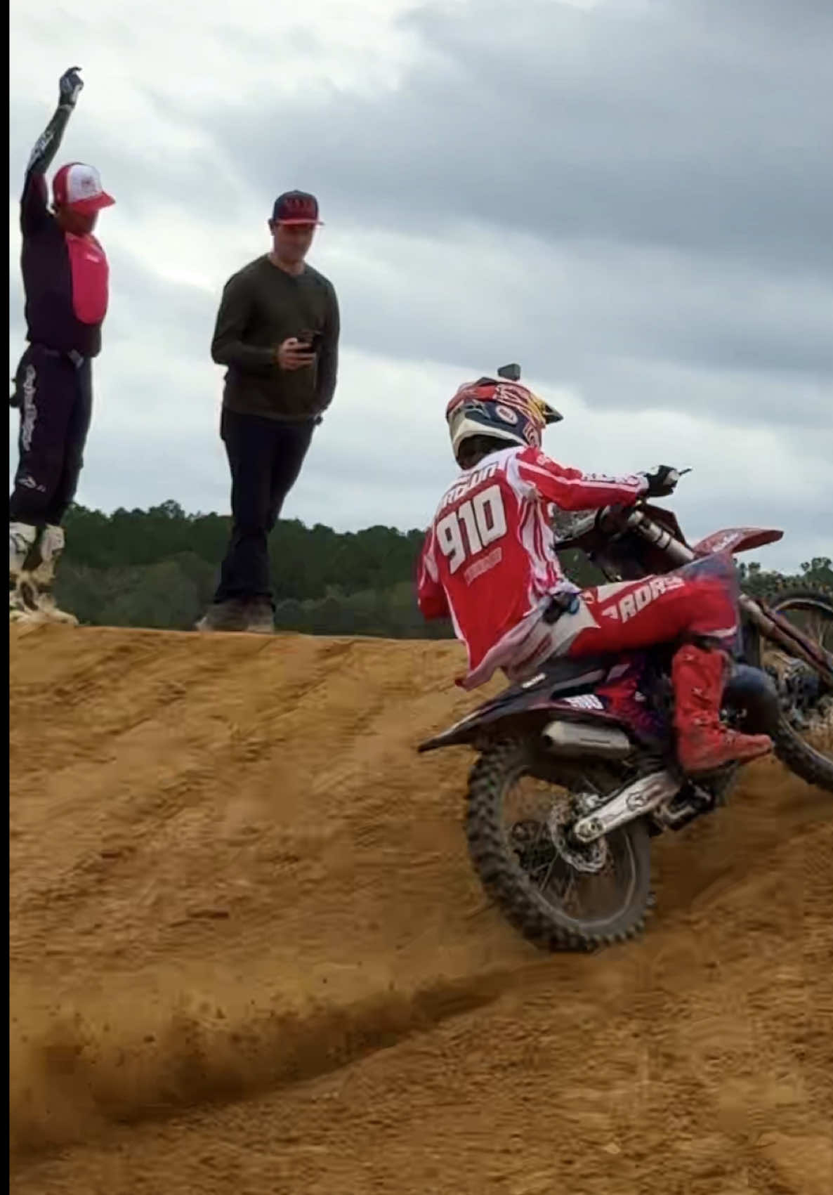 Raw 250 2-stroke clips from the second Justin Barcia ERA’s episode on my YouTube. Our times were EXTREMELY close on this 250, so you won’t want to miss this episode. Link in bio to check out the fun. Tag a rider we should do an ERA’s with next? @Red Bull Motorsports @Red Bull @MotoSport.com @All Balls Racing #2stroke 