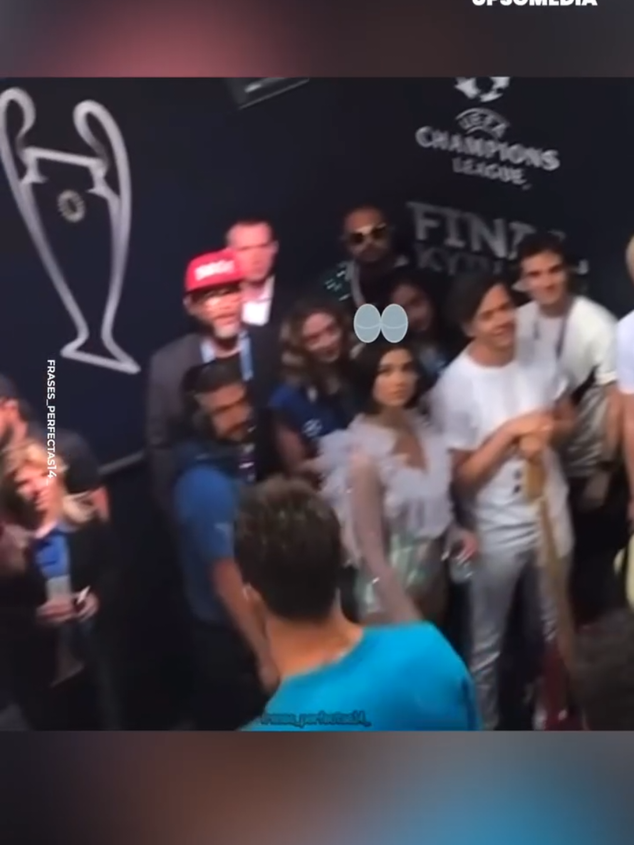 Dua Lipa buscó cruzar la mirada con Cristiano, y así reaccionó el portugués cuando pasó frente a ella 👀 #fentysuperbranddayrelateable #runningbackstiktokcontest #footballlegendstiktokcontest 