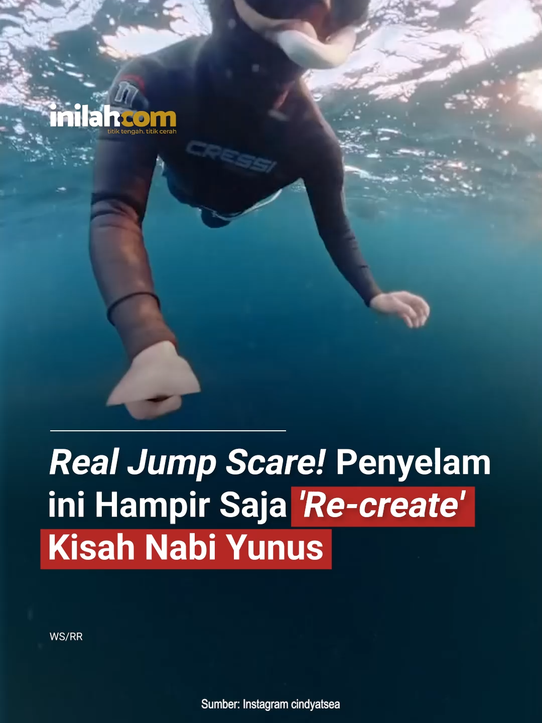 Nyaris Tertelan Paus, Pengalaman Menegangkan di Laut Dalam! Pengalaman menegangkan dibagikan oleh pelatih selam Cindy Yang (@CindyAtSea) saat menyelam menikmati keindahan bawah laut. Tiba-tiba, seekor paus raksasa seukuran kapal yacht muncul dari kegelapan air dengan mulut menganga lebar — nyaris menelan Cindy yang saat itu dikelilingi ikan-ikan kecil. Beruntung, sang paus hanya mengejar gerombolan ikan di dekatnya. Namun momen itu membuat warganet spontan teringat kisah Nabi Yunus AS, yang pernah ditelan ikan paus dan kemudian berdoa dalam penyesalan: “La ilaha illa anta subhanaka inni kuntu minazalimin.” “Tiada Tuhan selain Engkau, Maha Suci Engkau, sesungguhnya aku termasuk orang-orang yang zalim.” Sebuah pengingat — bahwa di antara keindahan alam, selalu ada kekuasaan Tuhan yang tak terjangkau akal manusia. — 📖 Baca berita di inilah.com #inilahNews #InilahCom #TitikTengah #TitikCerah #Viral #CindyAtSea #PausRaksasa #Underwater #KisahNabiYunus #KeajaibanAlam #Refleksi #InilahDotCom