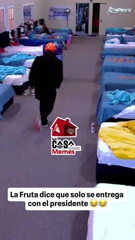 La broma siguió subiendo de nivel… Alofoke anunció que los que entraron y “secuestraron” a Pichardo mandaron un mensaje: quieren un intercambio. El trato era simple: Pichardo por La Fruta. Cuando La Fruta escuchó eso, se puso pálido y dijo de una vez que él no se entrega, “a menos que venga el presidente a buscarme personalmente.” 😭🔥 La casa entera explotó, porque mientras Pichardo “estaba secuestrado”, La Fruta estaba negociando su libertad como si fuera un diplomático. Una broma legendaria… y otra prueba de que La Fruta siempre deja contenido para la historia. #lidommemes #fyp #liceycampeon💙💙💙 #aguilascibaeñas💛🦅 #lacasadealofoke 