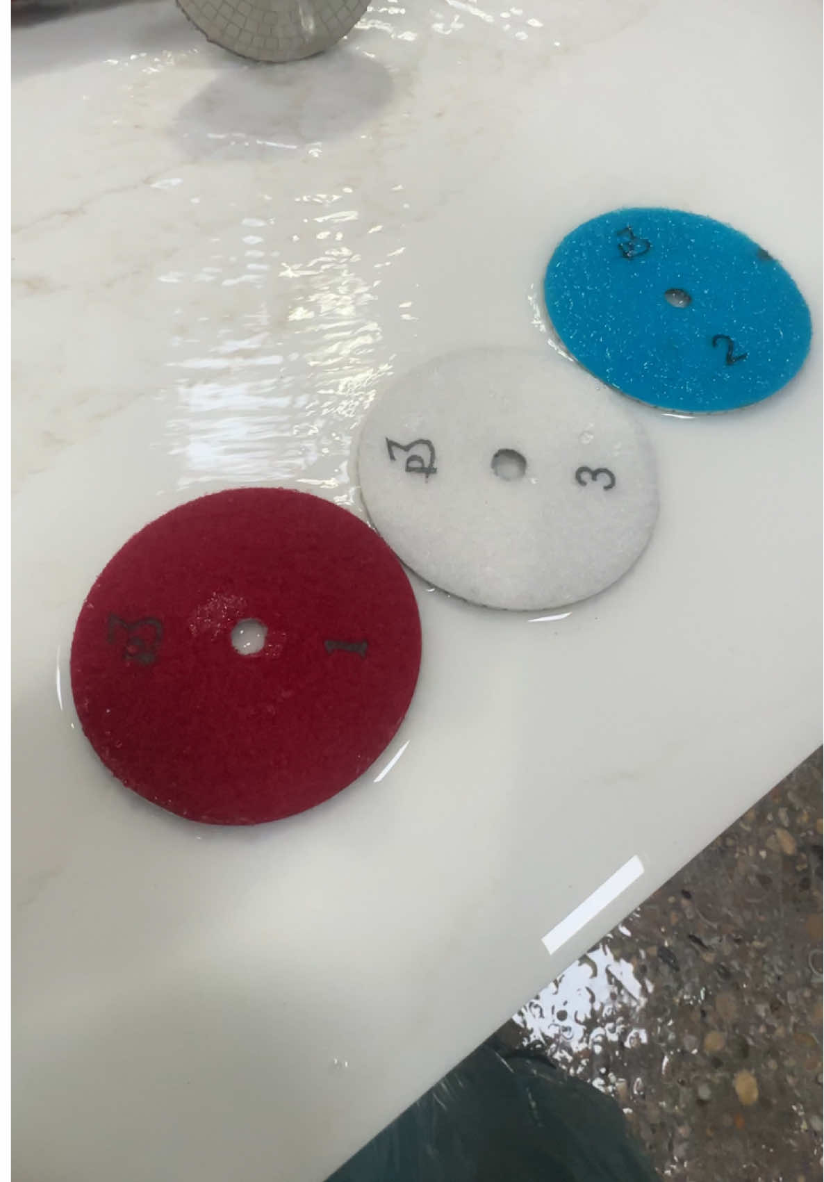 Mira como quedó este trabajo y pulido con las lijas 1 2 y 3 el que sabe no pone escusas.#granite #quartz #remodeling #kitchencountertops #lavamanos 