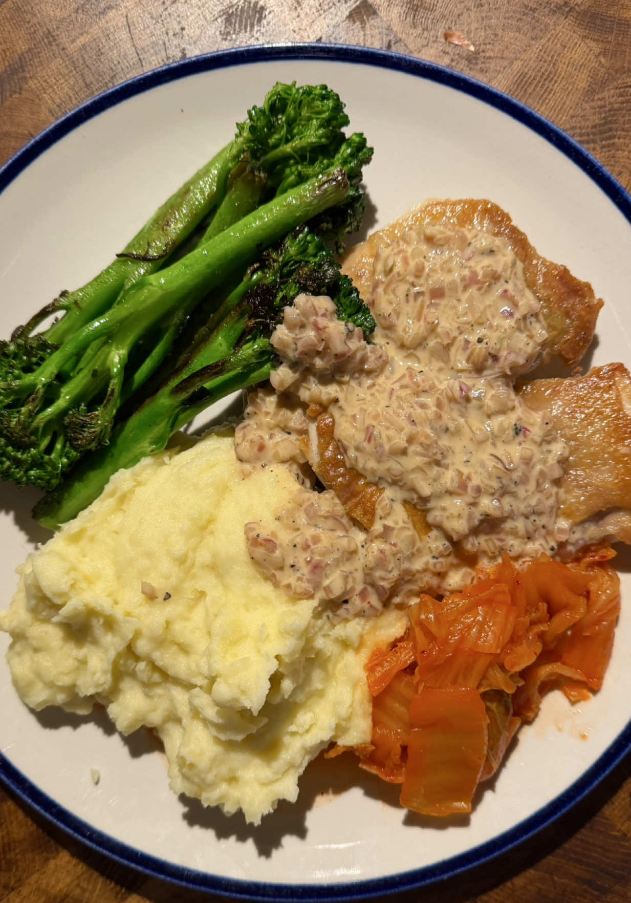 este es un día normal, pero en un día en el que no me apetece cocinar me hago una pizza congelada eh, no es vayáis a pensar 🤓 🗒️ son dos contramuslos con la piel, comenzados desde frío para que quede la piel crujiente. lo otro es bimi, salteado sobre fuego fuerte unos 3 minutos, puedes usar brócoli también! las patatas están listas en 10 minutos en el microondas, y van mezcladas con mantequilla y leche. Y la salsa del pollo lleva chalota, vino blanco que hay que reducir a la mitad, creme fraîche, mostaza y pimienta negra.  ah! Y el bote del final es kimchi!! 