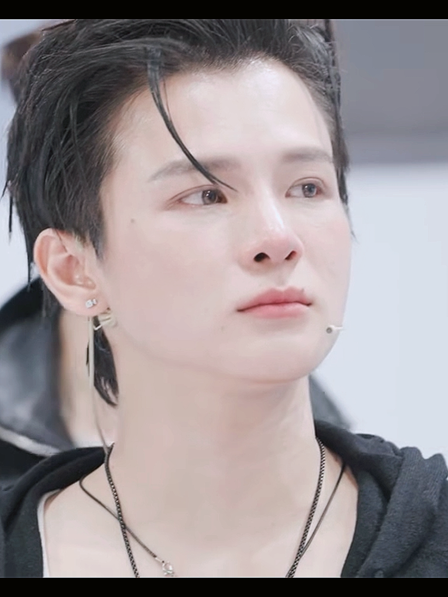 -RL: a khóc à? sao mắt long lanh thế? -TN: ko có... mắt anh là mắt ướt. -RL: à... đẹp quá! #phamdinhthaingan #anhtraisayhi2025 