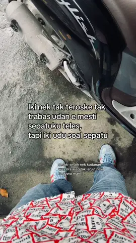 Wes tak usahake cahh ben ra teles sepatune jebul malah dadai jenes kabeh,aku ngerti cah nek wes udan,tapi aku ngeyel tak trabas soale aku miker mesti tujuanku daerah kono ra udan sopo reti isoh garing neng dalan soale mau bar kudanan,lha malah neng perjalanan kudanan terus,terus le teles ra gur sepatuku tok,klambi,katok melu teles,sidane ra tak lajut cahh terus aku bali mulehh keadaan teles kabeh,jane aku wes di kadani cah”nek mok lajut mesti kudanan,lah malah tenan🙂#fyp #foryou #hujan #xyzabc #fypシ゚ 
