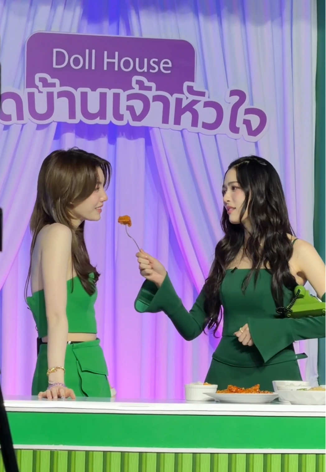 คนที่หิวที่สุดในตอนนี้ 😂 = GRABFOOD LOVES LINGORM #GrabFoodMegaSalexหลิงออม