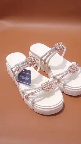 ✨ O mix perfeito entre conforto e estilo! Essa papete plataforma birken com brilho leve e pedrarias vai elevar qualquer look — do casual ao chic 😍 Em 4 tons de off white pra combinar com tudo! #PapeteFashion #LookChic #EstiloComConforto #TrendDoMomento #ShopeeAchadinhos 