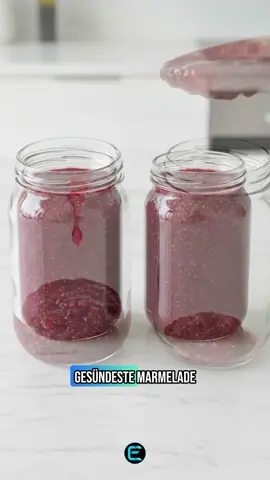 Zutaten (für ca. 2 kleine Gläser à 200 ml): ✅400 g Tiefkühlbeeren (z. B. Himbeeren, Heidelbeeren, Johannisbeeren, Beerenmix) ✅2 EL Chiasamen ✅2 EL Yaconsirup ✅Optional: ½ TL Zitronensaft für mehr Frische & bessere Haltbarkeit . ▶️Zubereitung: Beeren in einem kleinen Topf erhitzen, bei mittlerer Hitze weich köcheln (ca. 5–8 Minuten), gelegentlich umrühren. Sobald die Beeren aufgetaut und weich sind, mit einer Gabel oder einem Kartoffelstampfer leicht zerdrücken. Chiasamen und Yaconsirup unterrühren. Optional Zitronensaft zugeben. Mischung 3-8 Minuten leicht köcheln oder quellen lassen, bis sie etwas andickt. In saubere, sterilisierte Schraubgläser füllen, abkühlen lassen, verschließen und im Kühlschrank aufbewahren. . Haltbarkeit: Im Kühlschrank: ca. 1 Woche . #gesundheit #gesunderezepte #gesundemarmelade 