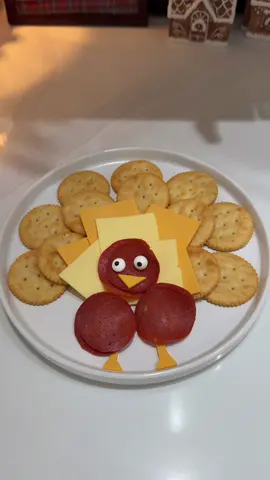 Turkey-cuterie a fun kid friendly Thanksgiving snack, or make it on a larger scale for an adorable Thanksgiving appetizer! Allergy friendly option: • Use Chao, Daiya or Follow Your Heart cheese #thanksgiving #thanksgivingfood #appetizer #gobblegobble #hosting