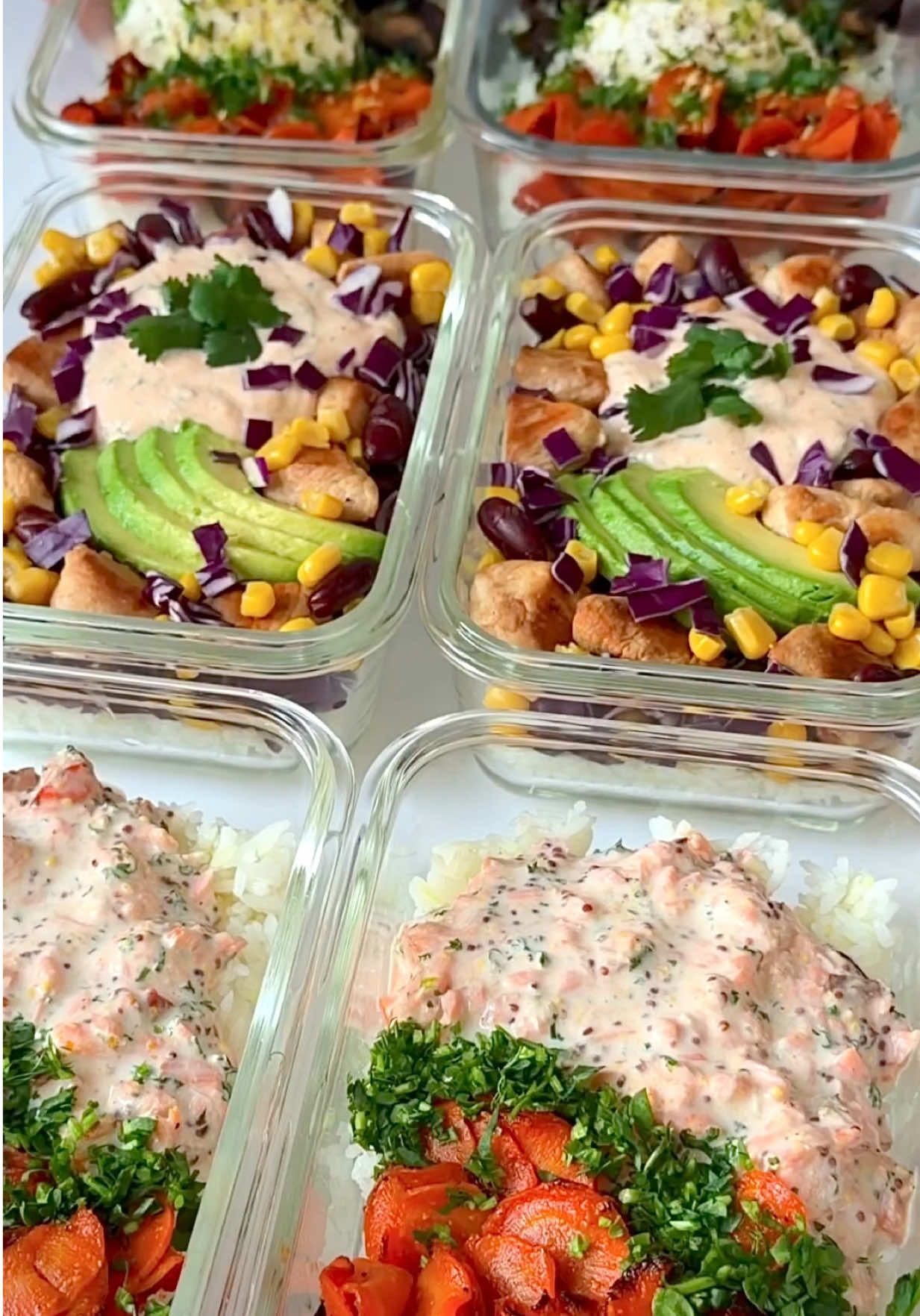 3 recettes saines, gourmandes et super faciles, avec une seule et même base de RIZ 🔥🍚 (pour 6 tupperware) RIZ CRÉMEUX SAUMON/CAROTTES RÔTIES : 400g de riz cuit  210g de carottes  1 cac d’ail + 1 cac de paprika  4 cas d’huile d’olive  2 pavés de saumon + 2 cas de soja  20cl de crème légère  1 cas de moutarde + persil  Cuisson des carottes 30 min à 210 degrés. Cuisson du saumon au airfryer 12 min à 200 degrés SALADE DE RIZ MEXICAINE : 400g de riz cuit  130g de haricots rouges  150g de maïs  90g de chou rouge  1/2 avocat  200g de poulet : à faire dorer à la poêle avec 8g de beurre + sel  Pour la sauce, mélanger : 1 yaourt nature, le jus d’1/2 citron, 1 pincée de paprika, 1 cac de sirop d’érable, sel + coriandre.  RIZ CHAMPIGNONS GRILLÉS, CAROTTES RÔTIES & RICOTTA :  400g de riz cuit  400g de champignons à faire filler à la poêle avec 10g de beurre + 2 cas d’huile d’olive + 1 cas d’ail + persil  210g de carottes rôties  2 grosse cas de ricotta  Le zeste d’1/2 citron + poivre  Un filet d’huile 💡Vous pouvez tout conserver dans des tupperware en verre, c’est plus sain et au réfrigérateur pendant 3-4 jours. Pour réchauffer les plats c’est soit directement dans le four sans le couvercle pendant 10-15 min à 190 degrés, ou soit au micro-ondes pendant 3 min.  #batchcooking #rice #salmon #chicken #protein       