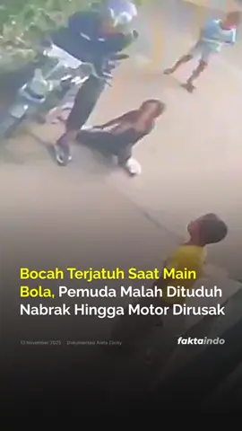 Rekaman CCTV di Sukasari, Bandung, memperlihatkan kejadian salah paham terhadap seorang pemuda bernama Zacky. Dalam video yang beredar, terlihat beberapa anak bermain di dekat pria yang tengah menunggu temannya di depan kos pada Minggu (9/11/2025).  Salah satu anak tiba-tiba terj4 tuh saat bermain bola. Tak lama setelah kejadian, sejumlah orang mendatangi lokasi dan menv duh Zacky men4 br4k anak tersebut. Rekaman CCTV diperoleh dari pemilik kos, terlihat jelas bahwa Zacky tidak melakukan hal tersebut.  Anita, orang tua Zacky, mengatakan anaknya sempat dip4k sa mengaku salah dan menegaskan bahwa tujuannya memviralkan adalah untuk membersihkan nama baik Zacky. Pihak keluarga Zacky berharap orang tua anak tersebut memiliki itikad baik dengan meminta maaf dan mengganti biaya pengobatan serta kerv s4kan motor. 