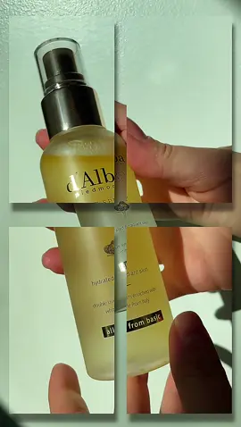 💛 Meet my skin’s little miracle — d’Alba White Truffle First Spray Serum ✨ It’s the secret behind that healthy, radiant glow I love so much! This two-phase mist combines nourishing oils and hydrating water essence — just shake before use, and your skin gets an instant boost of moisture and elasticity. 💦 Infused with white truffle and vitamin E, it forms the unique Trufferol complex that deeply nourishes and restores natural radiance. The texture feels like a light mist — no greasiness, only a soft dewy glow 🌙 I use it anytime: ✨ on clean skin as a toner, ✨ before makeup for extra hydration, ✨ or after makeup to refresh and bring back glow. Perfect for keeping skin fresh and luminous all day long 🌼 @DALBA  #dalba #dalbabeauty #whiteTruffleSerum #glowingskin #hydratedskin             