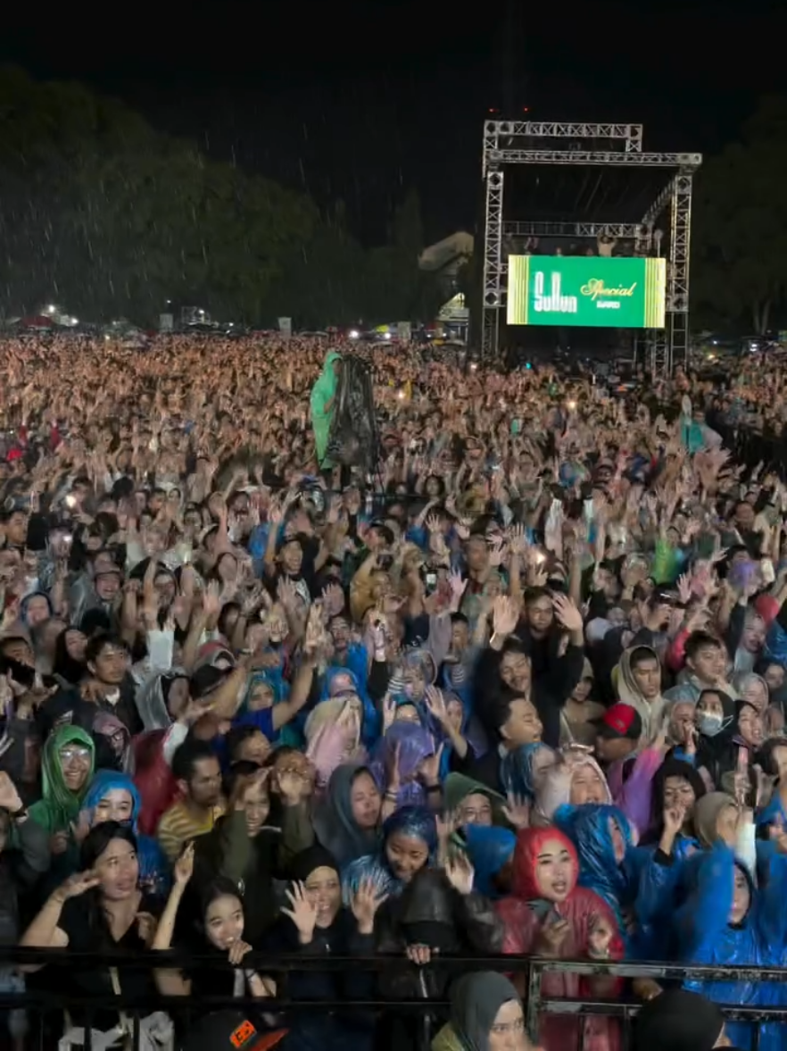 kartonyono medot janji 🤍🙌  13_11_2025 @Sukun Special Baru  @DENNY CAKNAN  @dc_production_official  #sukunspecialbaru #konserdennycaknan #temanggung #dcgariskeras #kartonyonomedotjanji 