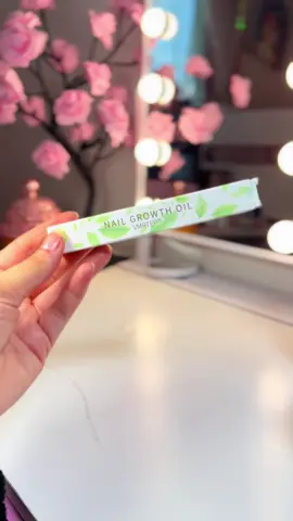 ✨ Long , natural nails ✅ ⭐️ Ingredients: Water , Tea Tree Oil , Aloe Vera Extract, Vitamin C , Peppermint Extract 💚 #NaturalNails #Nails #NailGrowthJourney #TikTokMadeMeBuyIt #Manicure 