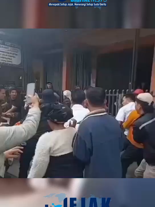 𝐀𝐤𝐭𝐢𝐯𝐢𝐬 𝐏𝐞𝐧𝐨𝐥𝐚𝐤 𝐏𝐓 𝐆𝐫𝐮𝐭𝐢 𝐝𝐢 𝐃𝐚𝐢𝐫𝐢 𝐃𝐢𝐭𝐚𝐧𝐠𝐤𝐚𝐩 𝐏𝐨𝐥𝐢𝐬𝐢 𝐒𝐚𝐚𝐭 𝐀𝐧𝐭𝐚𝐫 𝐀𝐧𝐚𝐤 𝐤𝐞 𝐒𝐞𝐤𝐨𝐥𝐚𝐡, 𝐖𝐚𝐫𝐠𝐚 𝐁𝐞𝐫𝐮𝐬𝐚𝐡𝐚 𝐇𝐚𝐥𝐚𝐧𝐠𝐢 DAIRI, SUMATERA UTARA – Pangihutan Sijabat, seorang aktivis lingkungan dan Ketua Pejuang Tani Bersama Alam di Dairi, Sumatera Utara, ditangkap oleh aparat kepolisian pada Rabu (12/11/2025) pagi. Penangkapan ini berlangsung dramatis di sekitar 100 meter dari SD Parbuluan Sihotang, sesaat setelah Pangihutan mengantar anaknya ke sekolah. Video yang beredar luas di media sosial menunjukkan momen penangkapan yang diwarnai ketegangan. Terlihat enam orang yang diduga petugas melakukan penangkapan dengan menggunakan mobil L300, mobil Rush Silver, serta dua unit sepeda motor. Dalam rekaman tersebut, sejumlah warga sekitar tampak berusaha menghalangi dan menolong Pangihutan yang sedang digiring oleh petugas. Pangihutan Sijabat dikenal sebagai sosok yang vokal menolak kehadiran PT Gruti (PT Dairi Prima Mineral) di wilayah Dairi. Ia dan kelompoknya menilai operasional perusahaan tersebut berdampak negatif terhadap lingkungan dan kehidupan masyarakat lokal. Penangkapan ini memicu keprihatinan di kalangan aktivis dan masyarakat terkait kebebasan berekspresi dan hak-hak sipil. Hingga berita ini diturunkan, belum ada keterangan resmi dari pihak kepolisian mengenai tuduhan atau alasan pasti penangkapan Pangihutan Sijabat. Pihak keluarga dan rekan-rekan aktivis berharap Pangihutan segera dibebaskan dan mendapatkan keadilan.  #Dairi #SumateraUtara #PangihutanSijabat #AktivisLingkungan #PenangkapanAktivis #PejuangTaniBersamaAlam #PTDairiPrimaMineral #PTGruti #TambangDairi #DairiViral #ViralDairi #BeritaDairi #SumutViral #ViralSumut #BeritaSumut #KejadianHariIni #KejadianViral #BeritaViral #VideoViral #ViralIndonesia #ViralBanget #ViralBangetHariIni #ViralHariIni #BreakingNews #NewsUpdate #ViralNews #AktivisDitangkap #PenolakanTambang #SaveLingkungan #SelamatkanDairi #SaveDairi #WargaDairi #MasyarakatTolakTambang #LingkunganHidup #AktivisIndonesia #HakAsasiManusia #HAM #KebebasanBersuara #BebaskanPangihutan #JusticeForPangihutan #ViralTerkini #ViralContent #ViralVideo #ViralUpdate #FYP #FYP2025 #FYPtiktok #FYPViral #FYPIndonesia #FYPBanget #ForYouPage #TrendingNow #TrendingTopic #ViralNow #ViralToday #BeritaOnline #BeritaTerkini #BeritaNasional #VideoTrending #NetizenHeboh #KomentarNetizen #ViralDiTikTok #ViralDiInstagram #ViralDiFacebook #ViralDiYouTube #AktivisViral #LingkunganViral #TambangViral #KronologiPenangkapan #PolresDairi #SumutUpdate #SaveEnvironment #WargaMelawan #SuaraRakyat #ViralBanget2025#AuditDanaDesa #newsindonesia #PencurianSaatHujan #ViralIndonesia