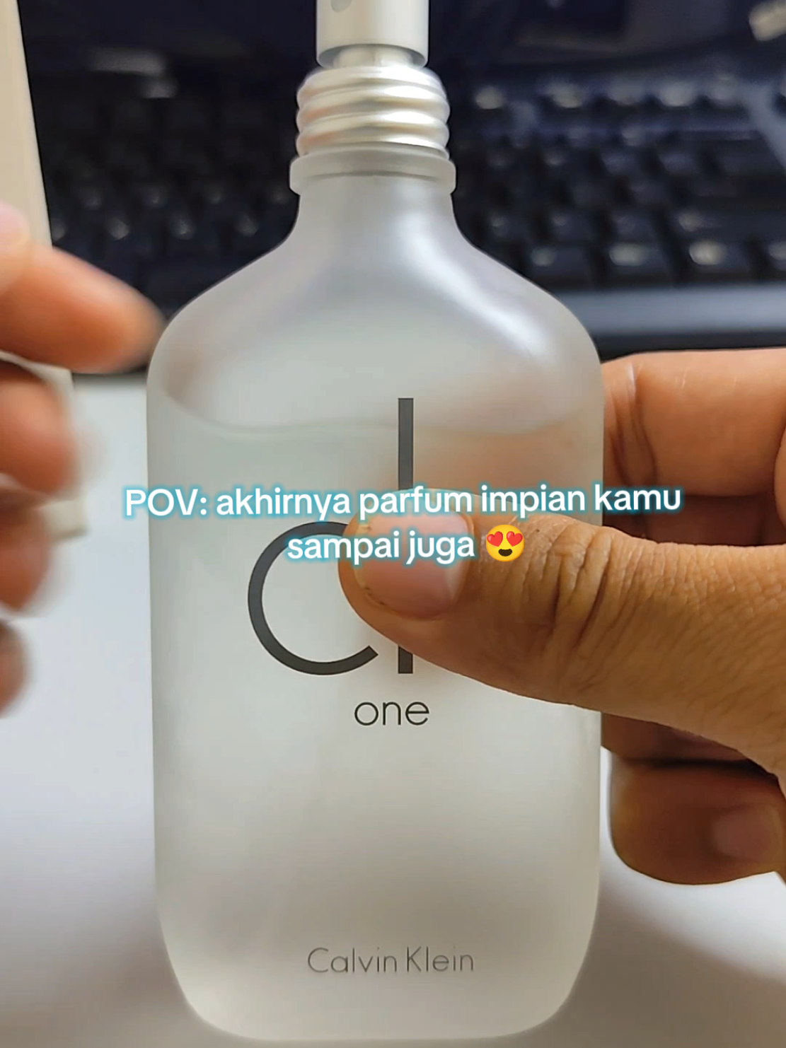 saat pertama kali semprot Calvin Klein dan langsung ngerti kenapa semua orang suka 💫 #CKOne #CapCut #calvinklein #parfumereccomended #parfumclassy 