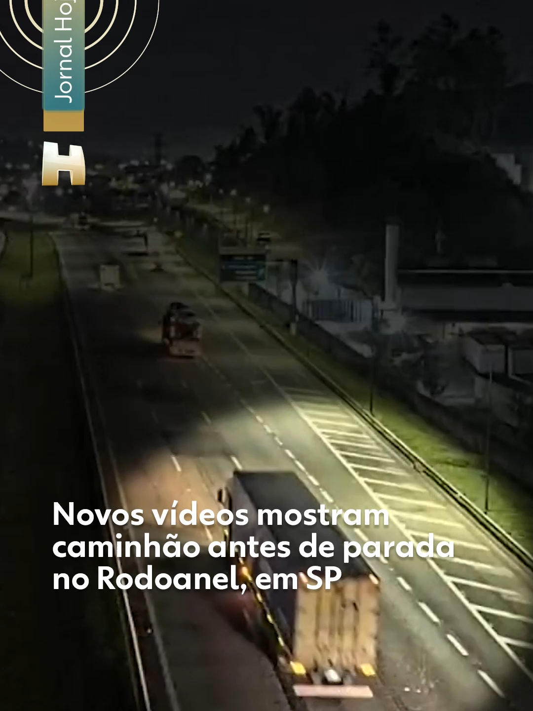 Novas imagens - A polícia ainda tenta descobrir o que aconteceu no caso do caminhão com a falsa bomba que parou o Rodoanel, nesta quarta-feira (12), em São Paulo. Vão ser analisados os telefones encontrados com o motorista, os registros de rastreamento do veículo e as imagens da concessionaria que administra a estrada. A concessionária responsável pelo Rodoanel identificou a carreta em dois trechos, na região Sul da Grande São Paulo, antes da ocorrência. O caminhão não parece estar sendo seguido por qualquer carro, em nenhum desses momentos. O mistério é o que aconteceu em seguida. Ainda não há registros deste ponto até o local onde o caminhão ficou parado no KM 44, na altura de Itapecerica da Serra. Clique em 'leia o artigo' para ler a reportagem completa. #Rodoanel #SãoPaulo #jornalhoje #g1 #tiktoknotícias