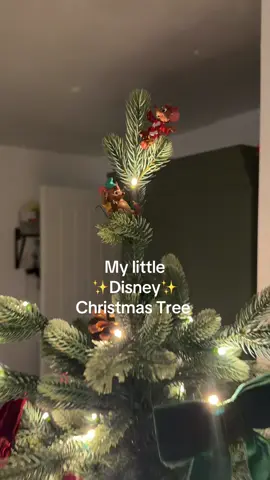 It’s all about the little Disney touches ❤️✨ #disneychristmas #christmas #disney #christmastree #disneyadults 