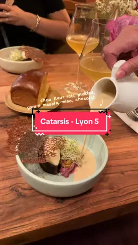 Restaurant autour des desserts !  Je te parle du restaurant Catarsis au cœur du Vieux Lyon qui m’a totalement fait voyager les papilles.  C’est une adresse pas comme les autres où la créativité culinaire rencontre l’audace et l’émotion. Ici, chaque plat raconte une histoire, avec des techniques pâtisseries et une vraie maîtrise des associations.  Pour une expérience originale : On ne vient pas ici pour un repas traditionnel, mais pour déguster le dessert comme plat maître, avec des associations sucrées-salées créatives et des accords bien pensés.  je recommande chaudement. 📍Catarsis – Lyon 5ᵉ : 10 Rue des Trois-Maries, 69005 Lyon. Plus qu’un repas… c’est une expérience gastronomique que nous propose la talentueuse chef @lorennais !  - invitation -  #RestaurantLyon5 #lyonfoodie #FoodTok #GastronomieLyonnaise #DessertGastronomique      